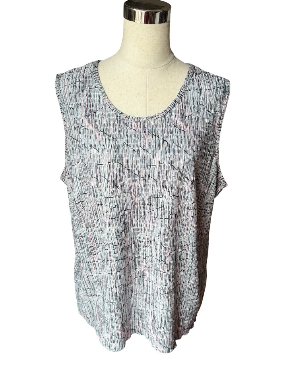Textured Scoop Neck Tank Top-Light Gray with Pink Accents